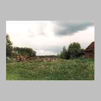 104-1166 Stobingen 2004. Blick auf die Reste des modernen Stalles des Bauern Klein..JPG